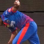 கிரிக்கெட் வீரர் நடராஜன் பந்து வீசும் காட்சி