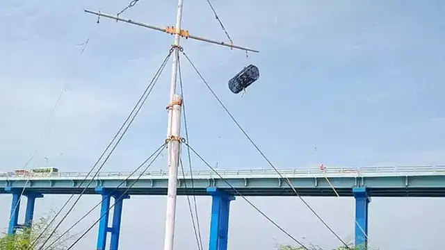 புயல் எச்சரிக்கை கூண்டு ஏற்றப்பட்ட கடலூர் துறைமுகம்