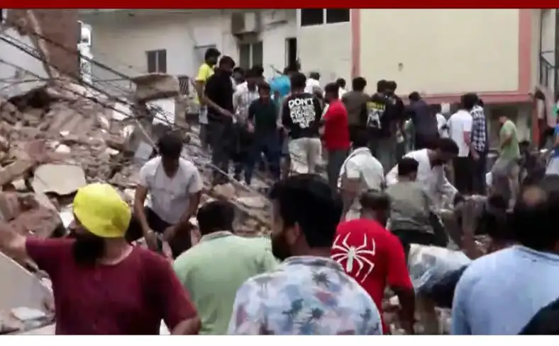 டெல்லியில் இடிந்து விழுந்த 6 மாடி கட்டிடம்