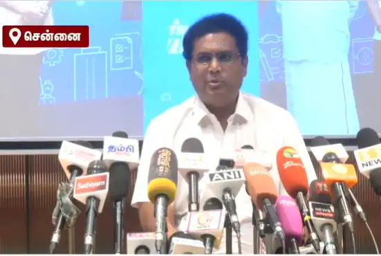 முன்னாள் அமைச்சர் டிஆர்பி ராஜா செய்தியாளர்களிடம் பேசுகிறார்