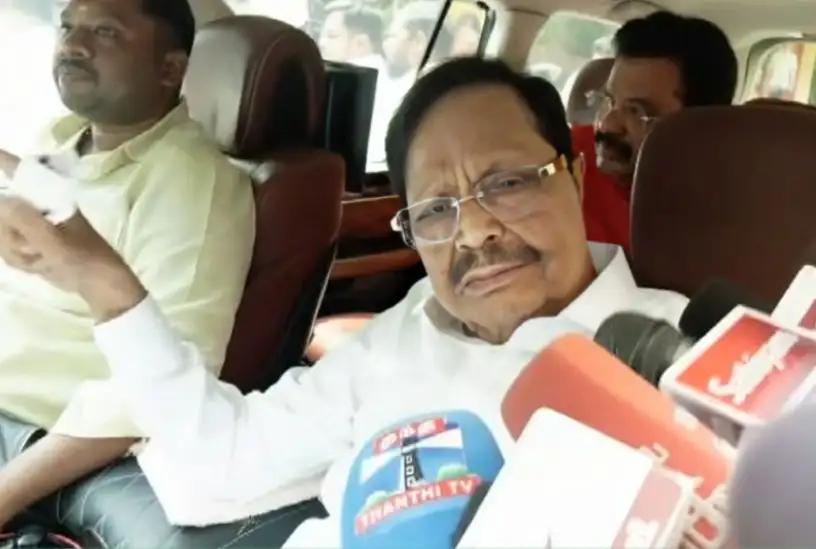 திமுக பொதுச்செயலாளர் துரைமுருகன் செய்தியாளர்களை சந்திக்கும் காட்சி