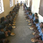அரசுப் பள்ளி மாணவர்கள் மதிய உணவு சாப்பிடும் காட்சி