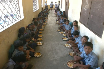 அரசுப் பள்ளி மாணவர்கள் மதிய உணவு சாப்பிடும் காட்சி
