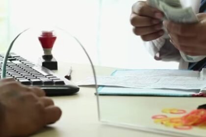 ஈக்விட்டி ஃபண்டுகளில் முதலீடு செய்யும் நபர்