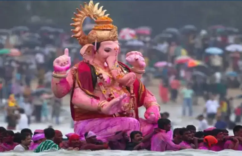 தமிழகம் முழுவதும் விநாயகர் சதுர்த்தி விழா பாதுகாப்பு பணியில் ஈடுபடுத்தப்பட்டுள்ள போலீசார்