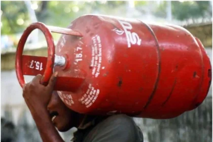 சமையல் எரிவாயு சிலிண்டர் மற்றும் ஆதார் அட்டை