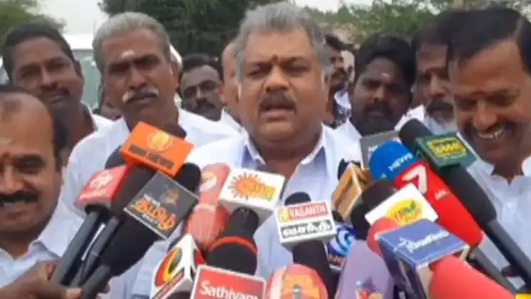 மாகா தலைவர் ஜி.கே.வாசன் பேட்டியளிக்கிறார்