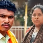 கொலை செய்யப்பட்ட பெண்ணின் உடலை காவல்துறையினர் ஆய்வு செய்கின்றனர்