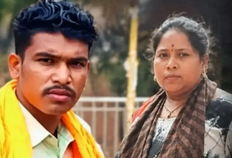 கொலை செய்யப்பட்ட பெண்ணின் உடலை காவல்துறையினர் ஆய்வு செய்கின்றனர்