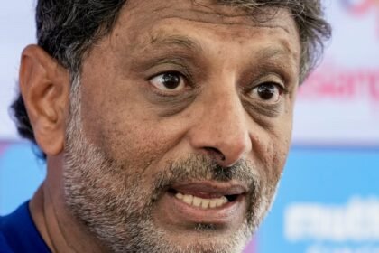 இந்திய கிரிக்கெட் அணியின் பயிற்சியாளர் ஷிட்டான்சு கோடாக் செய்தியாளர்களை சந்திக்கும் காட்சி