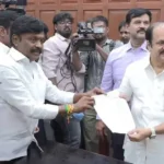 சட்டப்பேரவை செயலர் அலுவலகத்தில் இசக்கி சுப்பையா கடிதம் கொடுக்கும் காட்சி