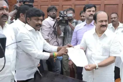 சட்டப்பேரவை செயலர் அலுவலகத்தில் இசக்கி சுப்பையா கடிதம் கொடுக்கும் காட்சி