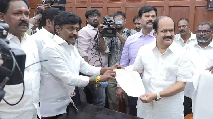 சட்டப்பேரவை செயலர் அலுவலகத்தில் இசக்கி சுப்பையா கடிதம் கொடுக்கும் காட்சி