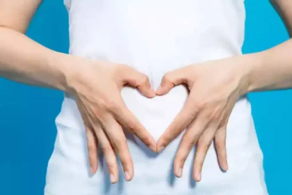 சீரக தண்ணீர் குவளையுடன் ஒரு பெண்