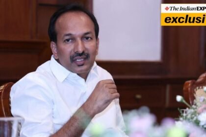 கேரள சுற்றுலாத் துறை அமைச்சர் அல்லது அதிகாரிகள் திட்டங்கள் குறித்து விவாதிக்கும் காட்சி
