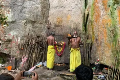 கோவையின் பெருமாள் முடி கோயிலுக்கு மலையேற்றம் செய்யும் பக்தர்கள்