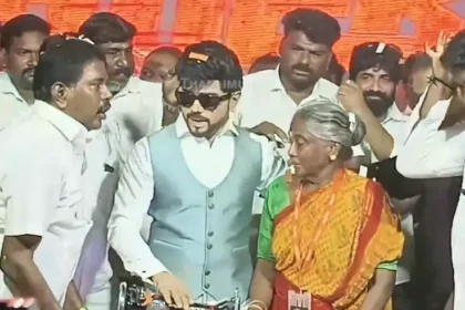தி லெஜண்ட் சரவணன் நலத்திட்ட உதவிகள் வழங்குகிறார்