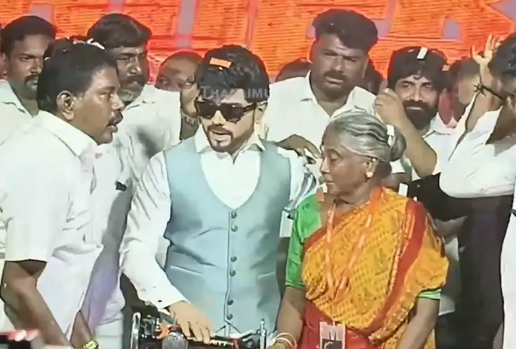 தி லெஜண்ட் சரவணன் நலத்திட்ட உதவிகள் வழங்குகிறார்