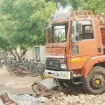 காயமடைந்த மாணவர்களுக்கு சிகிச்சை அளிக்கப்படும் காட்சி