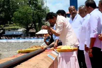 முதலமைச்சர் விஜய் மேட்டூர் அணையில் இருந்து தண்ணீரை திறந்து வைக்கும் காட்சி
