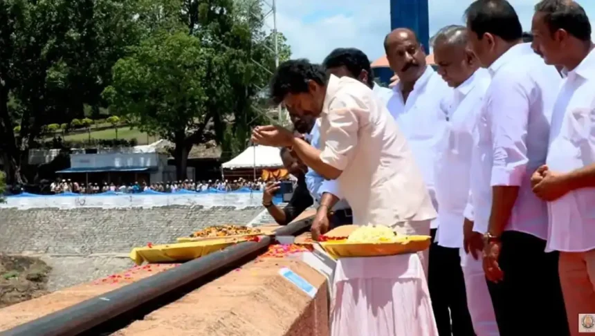 முதலமைச்சர் விஜய் மேட்டூர் அணையில் இருந்து தண்ணீரை திறந்து வைக்கும் காட்சி