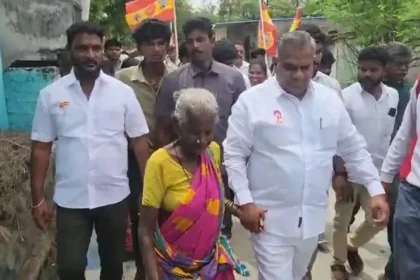 அமைச்சர் என்.ஆனந்த் பாதிரி கிராமத்தில் ஒரு மூதாட்டியின் வீட்டில் அமர்ந்து சாம்பார் சாதம் சாப்பிடுகிறார்