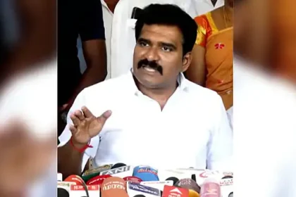 அமைச்சர் நிர்மல் குமார் செய்தியாளர்களை சந்திக்கும் காட்சி