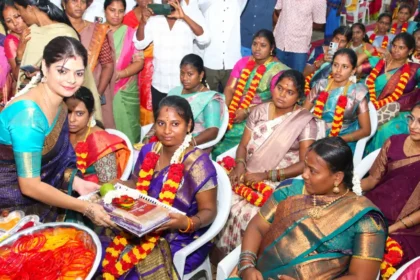 எம்.எல்.ஏ கனிமொழி சந்தோஷ் கர்ப்பிணி பெண்களுக்கு சீதனம் வழங்குகிறார்