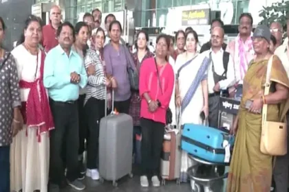 நேபாள வெள்ளத்தில் இருந்து மீட்கப்பட்ட கன்னடர்கள் பெங்களூரு விமான நிலையத்தில் குடும்பத்தினருடன் இணைதல்