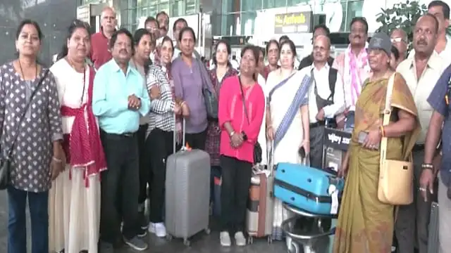 நேபாள வெள்ளத்தில் இருந்து மீட்கப்பட்ட கன்னடர்கள் பெங்களூரு விமான நிலையத்தில் குடும்பத்தினருடன் இணைதல்