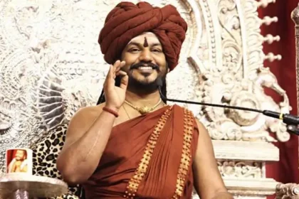 நித்தியானந்தா சீடர்கள் புதுச்சேரி முதலமைச்சரிடம் மனு அளிக்கும் காட்சி