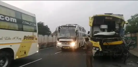 போக்குவரத்து துறை அதிகாரிகள் ஆம்னி பேருந்துகளை ஆய்வு செய்கின்றனர்