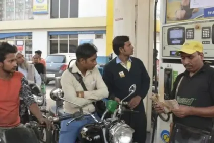 பெட்ரோல் பங்க்கில் பணம் செலுத்தும் வாடிக்கையாளர்
