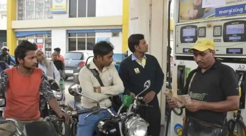 பெட்ரோல் பங்க்கில் பணம் செலுத்தும் வாடிக்கையாளர்