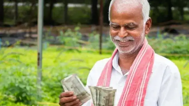 பிரதமர் கிசான் திட்டத்தின் கீழ் விவசாயிகளுக்கு பணம் வழங்கும் காட்சி