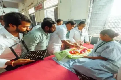 தமிழக பாஜக தலைவர் நயினார் நாகேந்திரன் குழந்தைகளுக்கு தங்க மோதிரம் அணிவிக்கிறார்