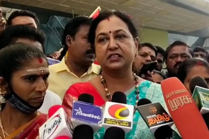 தே.மு.தி.க. பொதுச்செயலாளர் பிரேமலதா விஜயகாந்த் செய்தியாளர்களை சந்திக்கும் காட்சி