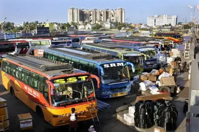 தனியார் பேருந்து உரிமையாளர் கூட்டமைப்பின் தலைவர் தங்கராஜ் செய்தியாளர்களைச் சந்திக்கும் காட்சி