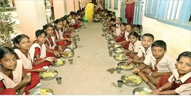 பள்ளியில் காலை உணவு பரிமாறப்படும் காட்சி