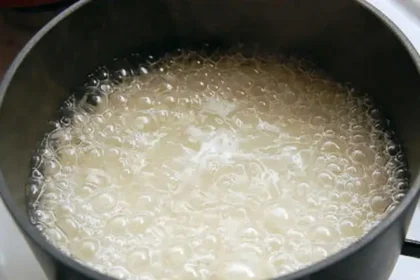 அரிசி கழுவிய நீரைப் பயன்படுத்தும் பெண்