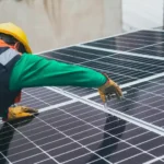 வீட்டின் மேற்கூரையில் சோலார் பேனல்கள் நிறுவப்பட்டிருக்கும் காட்சி