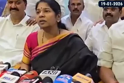 திமுக எம்பி கனிமொழி கண்டனம் தெரிவிக்கும் காட்சி