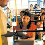 பள்ளி மாணவர்கள் பேருந்தில் பயணம் செய்யும் காட்சி