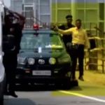 முதல்வர் விஜய் கான்வாயில் பாதுகாவலர் ஒருவர் தடுமாறி விழுந்த காட்சி