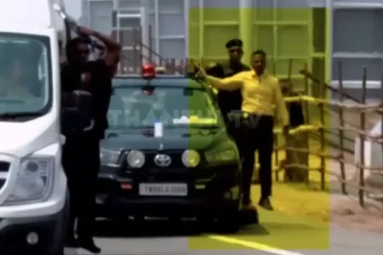 முதல்வர் விஜய் கான்வாயில் பாதுகாவலர் ஒருவர் தடுமாறி விழுந்த காட்சி
