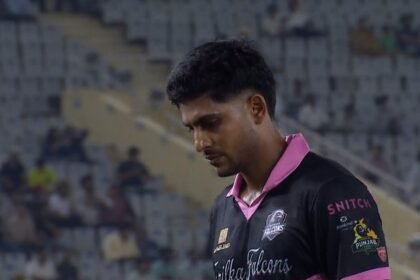 ஷுப்மன் கில் பேட்டிங் செய்யும் காட்சி