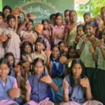 பானை ஓடுகளில் தமிழி எழுத்துகளை எழுதும் அரசுப் பள்ளி மாணவர்கள்