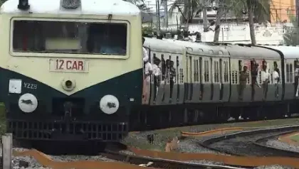 ரயில்வே தண்டவாளத்தில் பராமரிப்புப் பணிகள் நடைபெறும் காட்சி