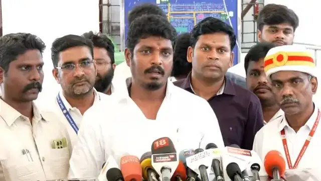 டாஸ்மாக் கடையில் மதுபான பாட்டில்கள் அடுக்கி வைக்கப்பட்டுள்ள காட்சி