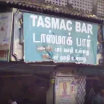 மூடப்பட்ட டாஸ்மாக் கடை முன்பு நிற்கும் மதுப்பிரியர்கள்